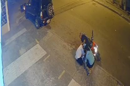 Captura de pantalla del escudo humano que hicieron dos personas a un niño.