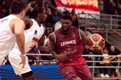 Las finales entre Orange (blanco) y Leones (rojo) han sido intensas y llenas de emoción.