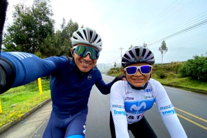 Byron Guamá con su hijo Matías, de 12 años, quien sigue su legado en el ciclismo.