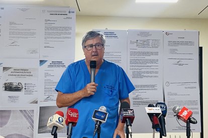 Roberto Gilbert muestra los permisos que hasta ahora han obtenido. Falta el de la ATM.