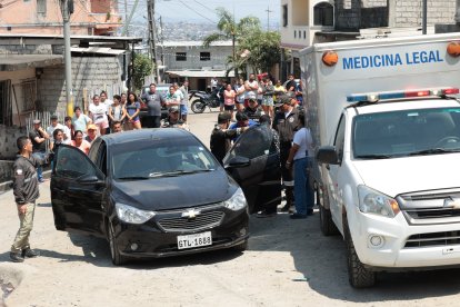 La víctima se encontraba en un auto negro, dentro del cual recibió varios tiros.