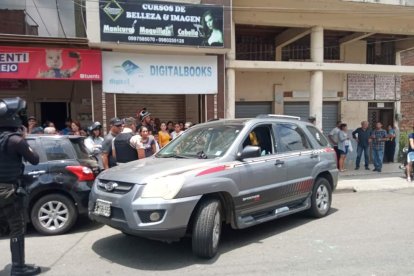 Dos hombres en moto se acercaron hasta el vehículo. Uno de ellos descargó una decena de tiros, informó la Policía Nacional.