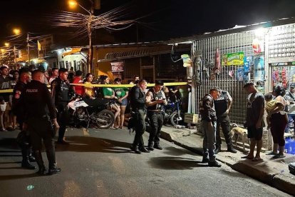 Familiares estaban consternados por el asesinato del policía.