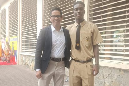 Allen Obando (d), delantero de Barcelona, acudió al juramento de la Bandera de Ecuador.