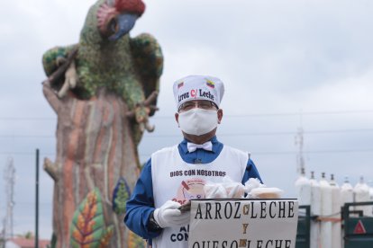 Ramón vende arroz con leche en Guayaquil.