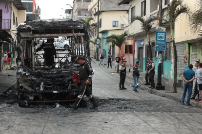 Posteriormente al atentado, gendarmes buscaron indicios en la unidad de transporte.