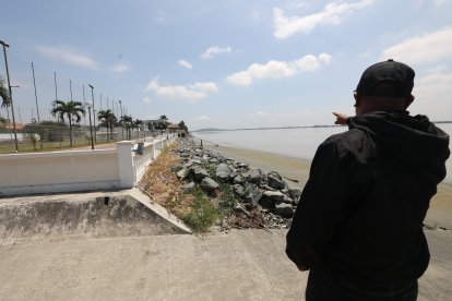 Juan señala que Aquaman no se cansa y avanza hasta las últimas urbanizaciones.