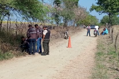 El cuerpo fue hallado por agricultores, quienes reportaron a la policía.  En el círculo: La mujer tenía un  tatuaje con dos nombres en su espalda.