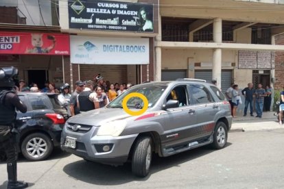 La lencería negra quedó sobre el  parabrisas del carro del abogado. Fue llevada como un indicio del crimen, no hay datos de a quién pertenecería.