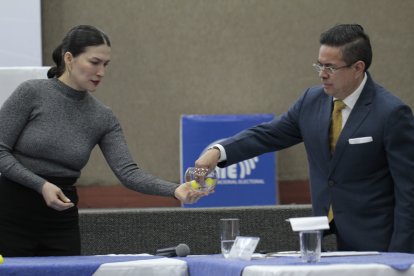 Funcionarios del CNE realizaron el sorteo  de las intervenciones de los candidatos.