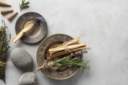 El palo santo permite la concentración, su aroma es muy relajante.