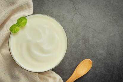 Entre sus ingredientes básicos están la leche, cebolla perla, laurel, clavo de olor, nuez moscada, sal, pimienta y para espesarla harina y mantequilla.