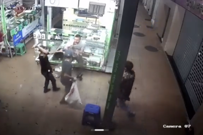 El comerciante fue amenazado con un arma blanca.