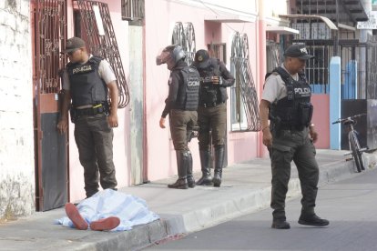 El cadáver de la víctima quedó tendido sobre la vereda.