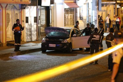 El hombre conducía este vehículo. La mujer iba en el asiento del copiloto.