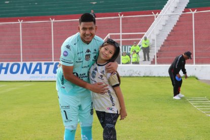 Walter Daniel Chávez arquero de Técnico Universitario con su fan número 1, su hija Daniela.