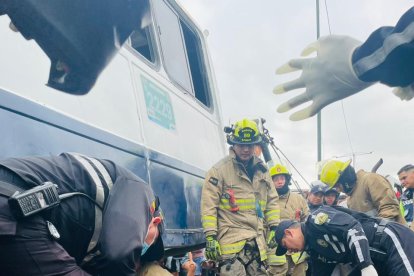 Agentes de tránsito y bomberos trabajaron en la extracción del cuerpo.
