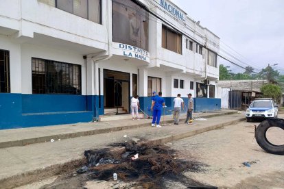 Los agentes limpiaban los restos que quedaron en la dependencia policial.