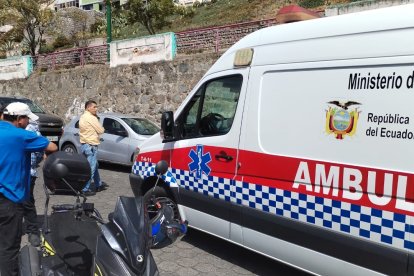 Los policías acudieron hasta la vivienda para realizar las investigaciones sobre el asesinato a una mujer.