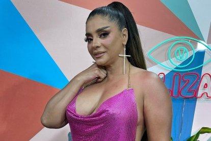 Paola Farías arrancó suspiros en las redes sociales al mostrarse sensual y atrevida en un mini vestido.