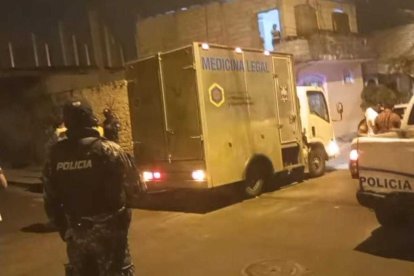 Familiares de la víctima y la novia llegaron al sitio donde yacía el joven.