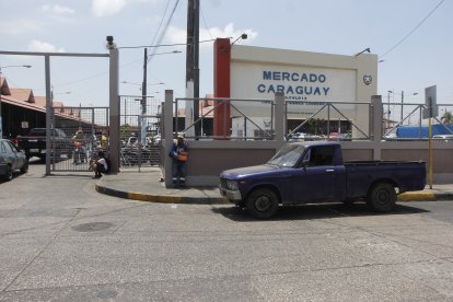 El asesinato sucedió a las 15:30 del miércoles, al interior del mercado Caraguay. Los atacantes vestían de negro y se movilizaban en una moto.