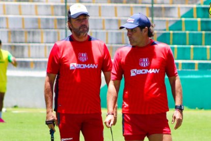 El argentino Fabián Frías (d) llegó a Gualaceo, en reemplazo de Leonardo Vanegas.