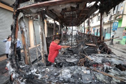 El chofer del vehículo revisa la chatarra; el dueño se quedó con una deuda de $ 70.000 y un crédito a pagar.