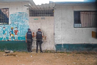 Solamente afuera pueden estar los gendarmes en los colegios.