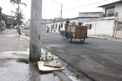 Esta mañana estaban limpiando la acera sobre la que cayó el cadáver.