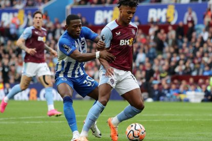 Pervis Estupiñán (i) jugó los primeros 45 minutos, del duelo que se dio entre el Aston Villa y el Brighton.