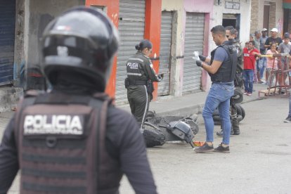 Policías iniciaron la investigación del caso. En el sitio recabaron nueve indicios balísticos.