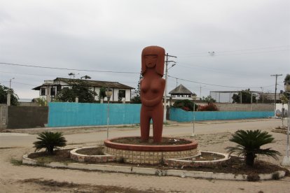 VISTA DEL PARQUE CON EL MONUMENTO DE LA VENUS DE VALDIVIA |