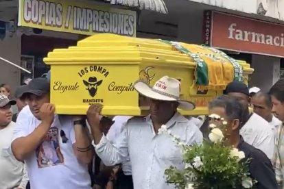 En el féretro se leen las palabras: Los compa, elegante, compita y 'bandits'.