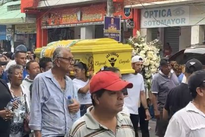 Varios amigos despidieron al comisario asesinado en Vinces.