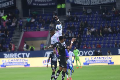 Independiente del Valle y Emelec empatan 1-1 en Quito.