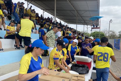 La venta de bollos en las gradas es parte de la búsqueda de fondos de la Fundación La Canchita del Astillero.