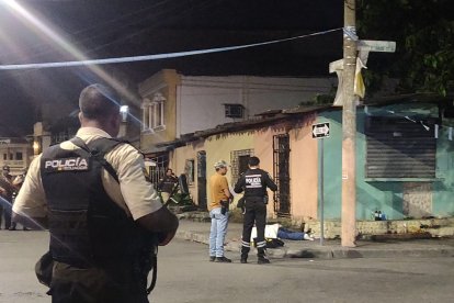 Los hombres habrían estado tomando trago cuando los balearon.