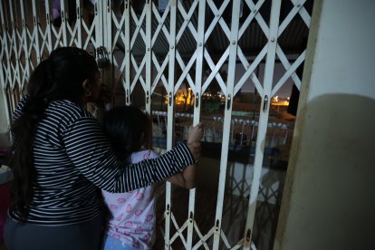 Después de las 18:00 Sandra y su hijita de 8 años ya no salen de casa.  Se encierran, por temor a la ola de inseguridad y violencia que azota a la ciudad.