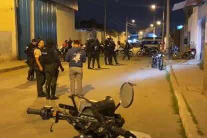 Agentes de la Policía Nacional procedieron con el levantamiento de evidencia en la escena del crimen