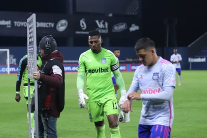 Pedro Ortiz (c) se fue enojado, luego de la derrota que Emelec sufrió de visita ante Independiente del Valle, el 30 de septiembre, en Quito.