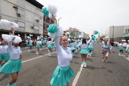Cientos de personas se dieron cita hasta las calles del centro de Guayaquil para ver los desfiles.