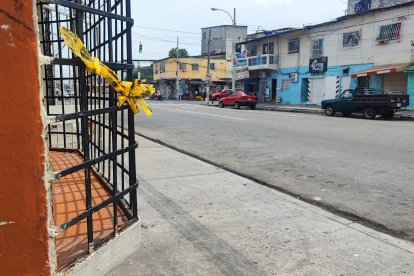 Este domingo, en una vivienda de la zona, aún quedaba un pedazo de la cinta policial utilizada para cercar el lugar.