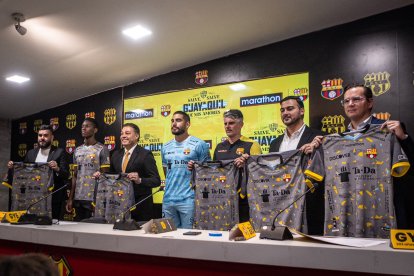 La gente de Barcelona con la camiseta que jugará el ídolo en octubre del 2023.