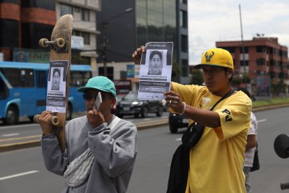 Los amigos de Sebastián recorrieron las calles por donde se le vio por última vez, para recabar más pistas de su paradero.