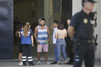 Familiares de personas  que se encontraban en la discoteca llegaron al sitio conmovidos por la noticia.