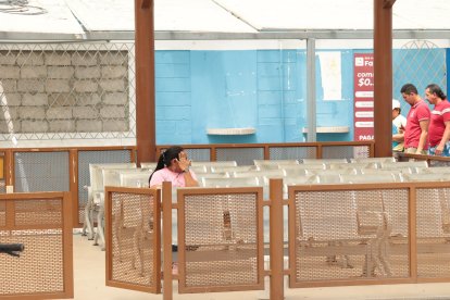 Las bancas metálicas en las que se suelen sentar los ciudadanos para esperar mientras realizan trámites municipales lucen casi vacías. Hay una menor afluencia de usuarios a las instalaciones.