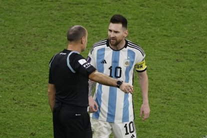 Lionel Mesis y Mateu Lahoz durante los cuartos de final del Mundial de Catar 2022.
