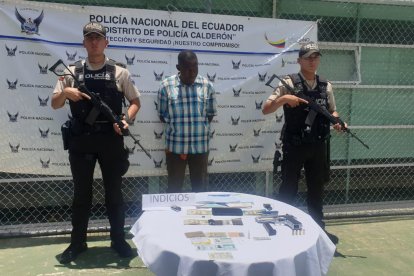 Según la Policía, el sujeto interceptó a la mujer cuando salía de su domicilio en Calderón. La subió a un carro y habría querido matarla.