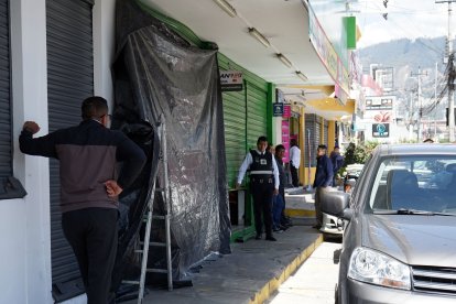 Trabajadores de la farmacia realizaban reparaciones en el interior del local.